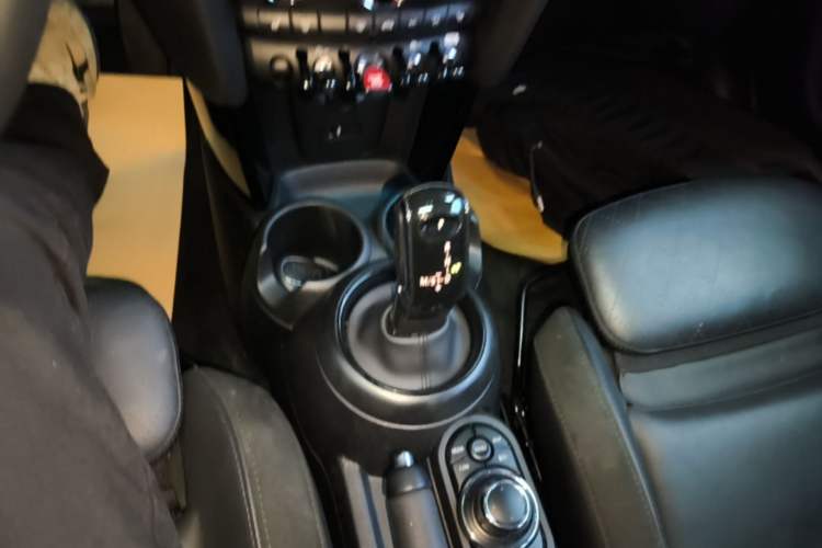 Used MINI 2022 1.5T COOPER Artist Five-Door Edition Gear Lever