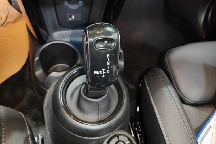 Used MINI 2022 Updated 2.0T COOPER S Classic Edition Five-Door Version Gear Lever