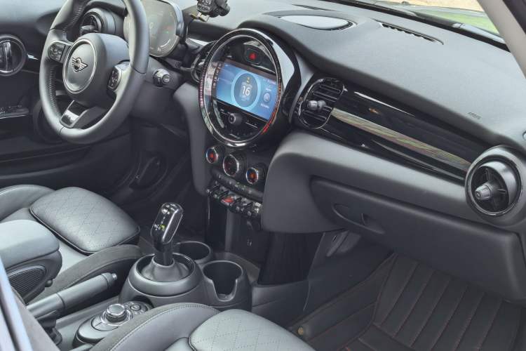 Used MINI 2022 1.5T COOPER Artist Interior 1