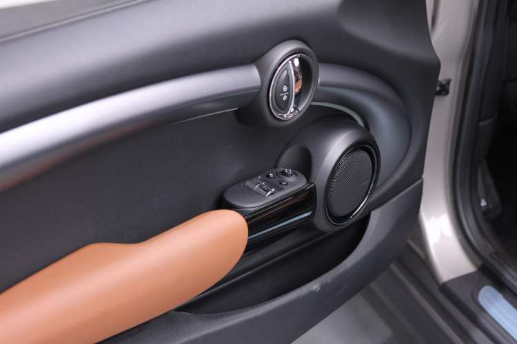 Used MINI 2022 1.5T COOPER Artist Interior 12