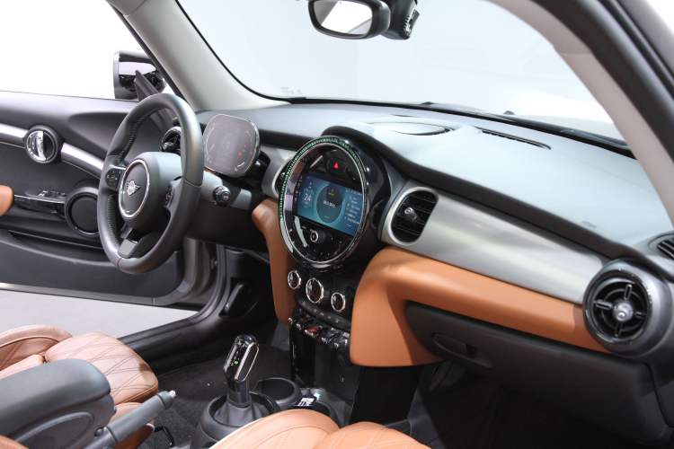 Used MINI 2022 1.5T COOPER Artist Interior 2