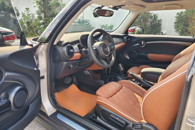 Used MINI 2022 Updated 1.5T COOPER Artist Interior 3