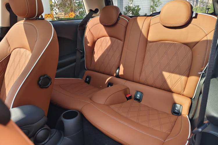 Used MINI 2022 Updated 1.5T COOPER Artist Interior 4