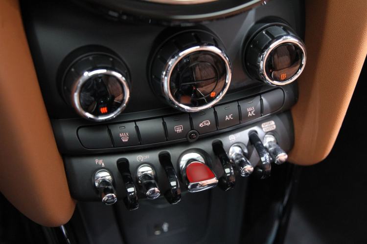 Used MINI 2022 1.5T COOPER Artist Interior 4