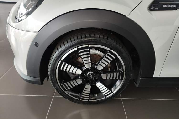 Used MINI 2022 1.5T COOPER The Coopers Commemorative Edition Left Front Wheel Hub