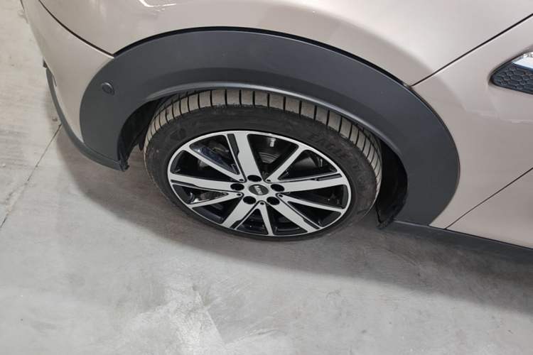 Used MINI 2022 Updated 2.0T COOPER S Classic Edition Five-Door Version Left Front Wheel Hub