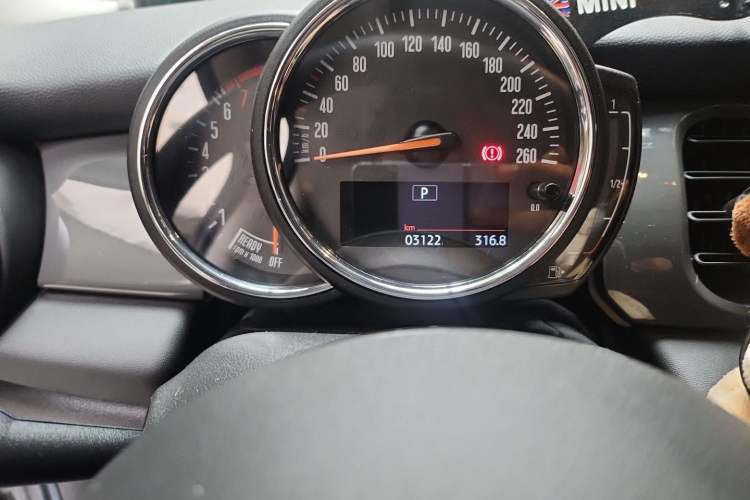 Used MINI 2022 1.5T ONE Odometer Close Up