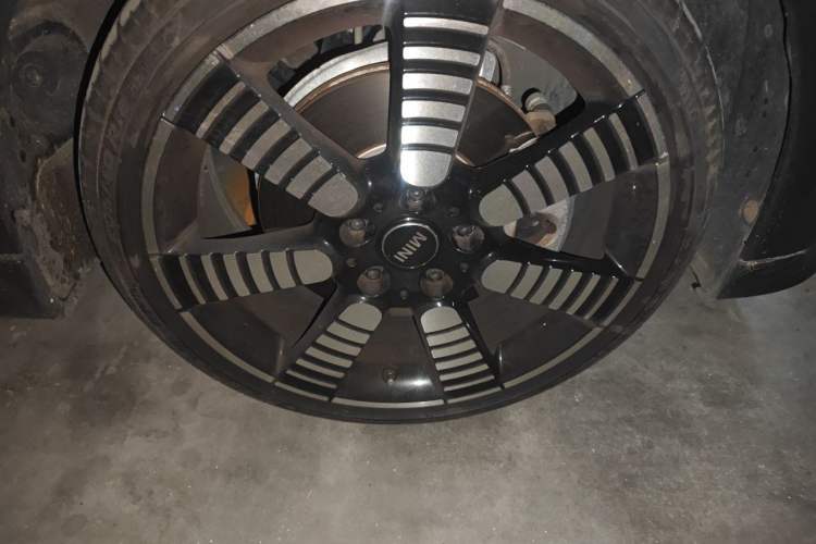Used MINI 2022 Revised 2.0T COOPER S Artist Five-Door Edition Right Front Wheel Hub