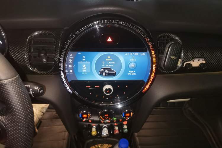 Used MINI 2022 Updated 1.5T COOPER Classic Edition Five-Door Version Audio And AC Panel