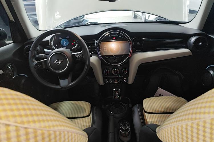 Used MINI 2022 Updated 1.5T COOPER Classic Edition Five-Door Version Center Console
