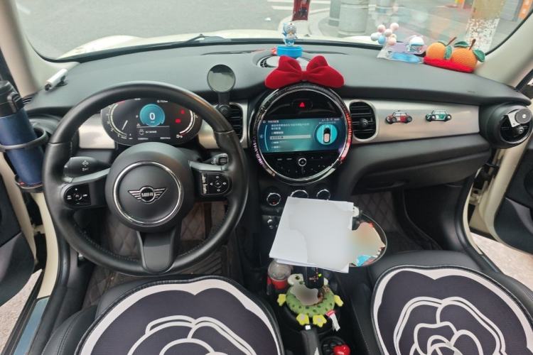 Used MINI 2022 Updated 1.5T COOPER Classic Edition Five-Door Version Center Console