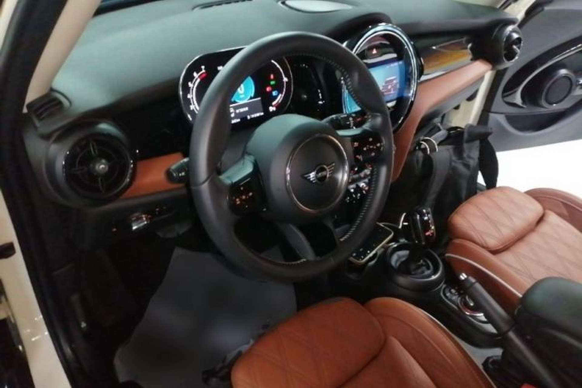 Used MINI 2022 1.5T COOPER Artist Five-Door Edition Center Console