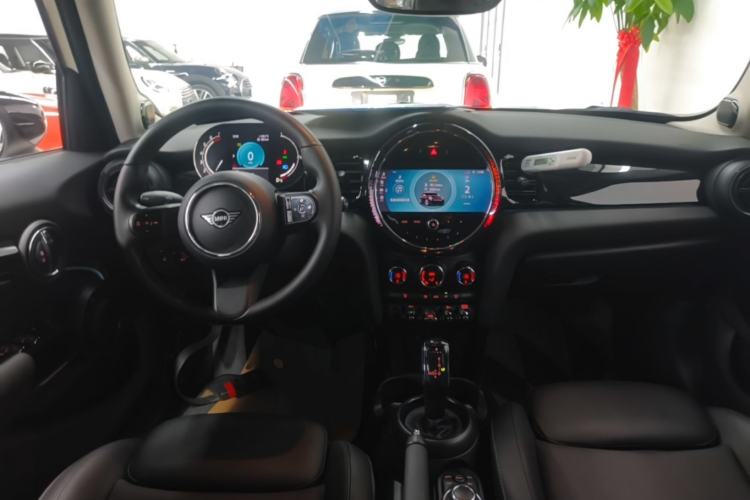 Used MINI 2022 Updated 1.5T COOPER Classic Edition Five-Door Version Center Console