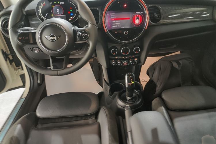 Used MINI 2022 1.5T COOPER Artist Five-Door Edition Center Console