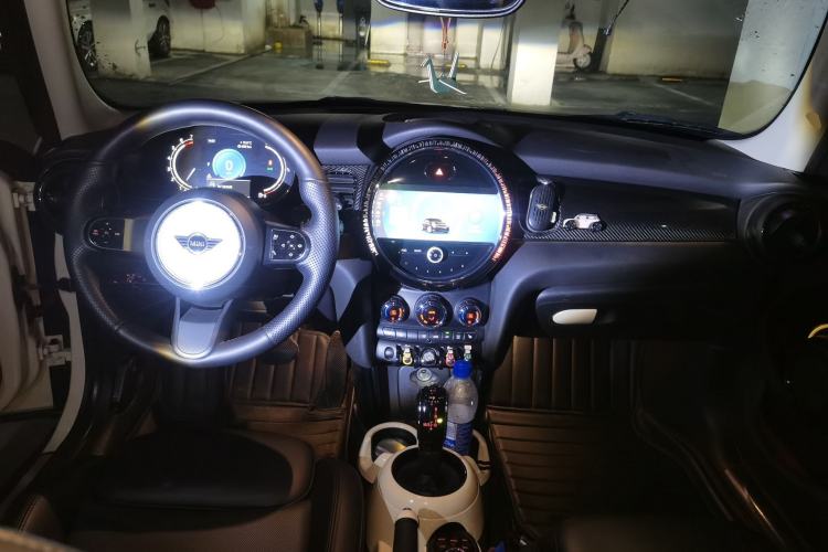 Used MINI 2022 Updated 1.5T COOPER Classic Edition Five-Door Version Center Console
