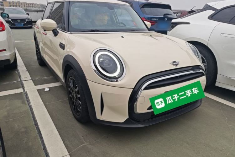 Used MINI 2022 Updated 1.5T ONE Five-Door PLUS Edition Front Right 45 Deg