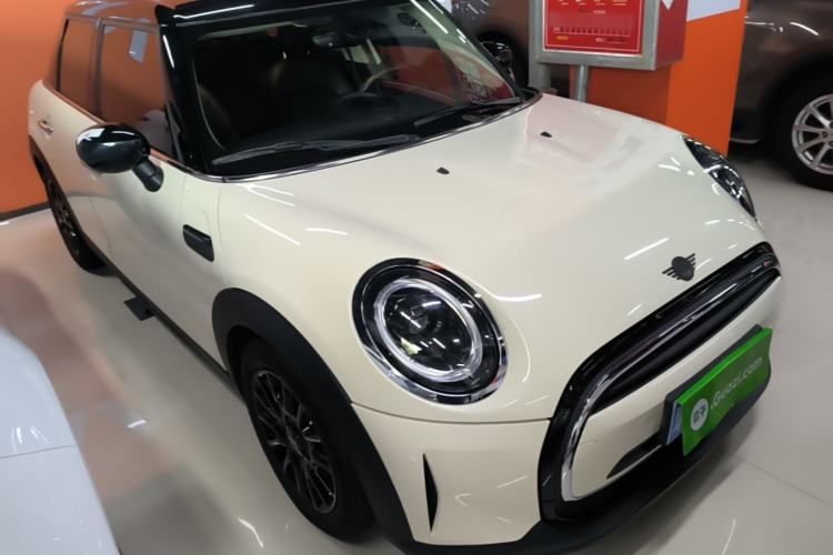 Used MINI 2022 1.5T ONE Five-Door PLUS Front Right 45 Deg