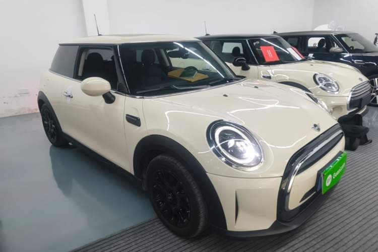 Used MINI 2022 1.5T ONE Front Right 45 Deg