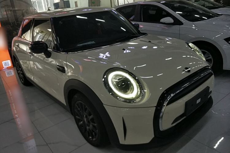 Used MINI 2022 1.5T ONE Five-Door PLUS Front Right 45 Deg