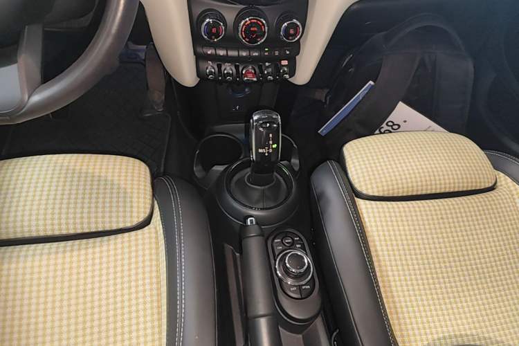 Used MINI 2022 Updated 1.5T COOPER Classic Edition Five-Door Version Gear Lever