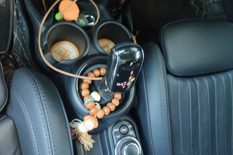Used MINI 2022 Updated 2.0T COOPER S Classic Edition Five-Door Version Gear Lever