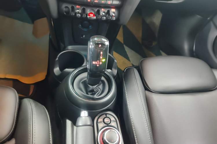 Used MINI 2022 Updated 1.5T COOPER Classic Edition Five-Door Version Gear Lever
