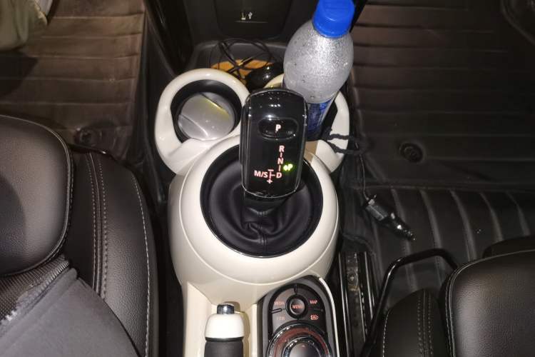 Used MINI 2022 Updated 1.5T COOPER Classic Edition Five-Door Version Gear Lever