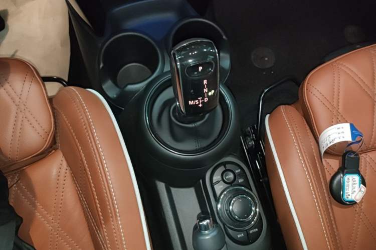 Used MINI 2022 Updated 1.5T COOPER Artist Five-Door Edition Gear Lever