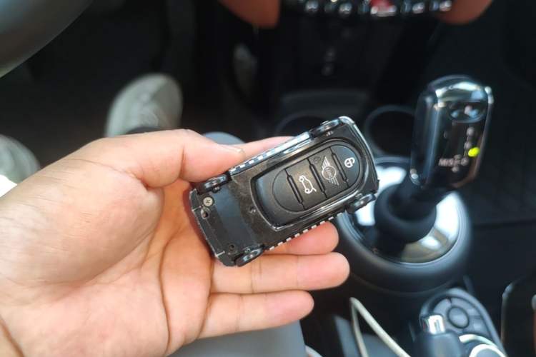 Used MINI 2022 Updated 1.5T COOPER Artist Interior 1
