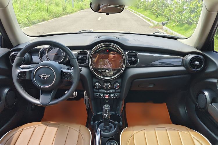 Used MINI 2022 Updated 1.5T ONE Interior 2