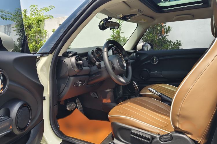 Used MINI 2022 Updated 1.5T ONE Interior 3
