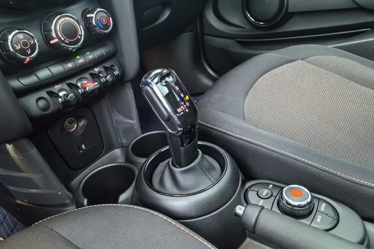 Used MINI 2022 Updated 1.5T ONE Interior 4