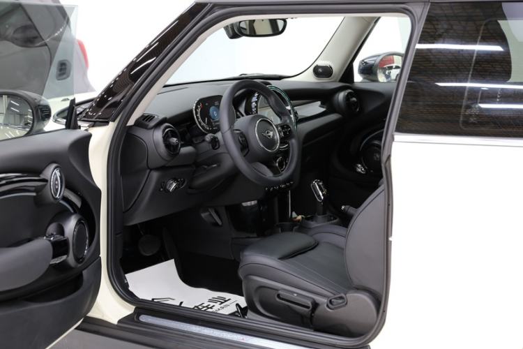 Used MINI 2022 2.0T COOPER S Artist Interior 4