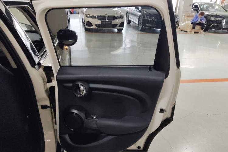 Used MINI 2022 Updated 1.5T ONE Five-Door PLUS Edition Interior 6