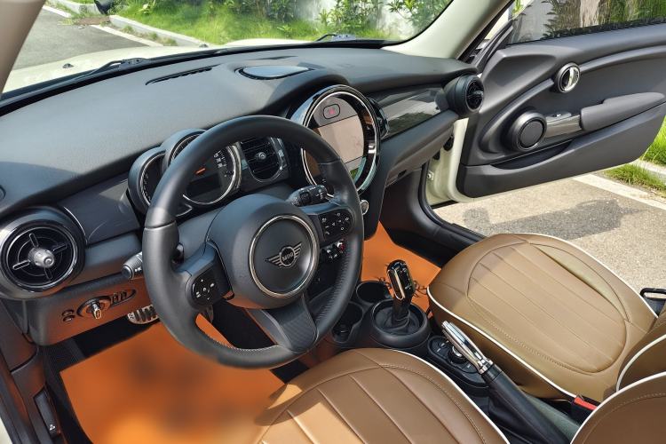 Used MINI 2022 Updated 1.5T ONE Interior 6