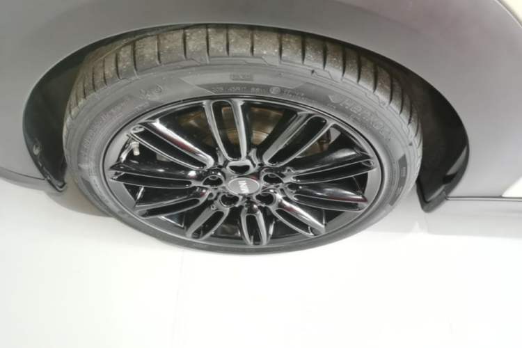 Used MINI 2022 Updated 1.5T COOPER Artist Five-Door Edition Left Front Wheel Hub