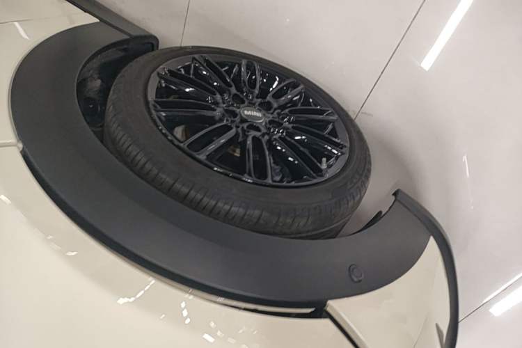 Used MINI 2022 Updated 1.5T COOPER Artist Five-Door Edition Left Front Wheel Hub