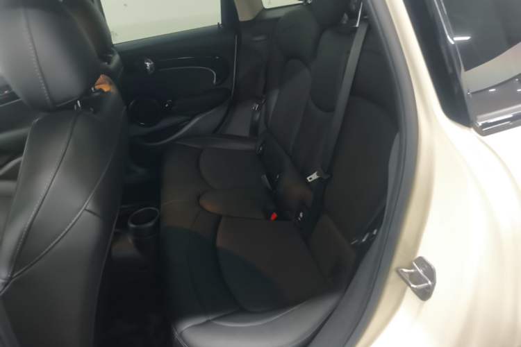 Used MINI 2022 Updated 1.5T COOPER Classic Edition Five-Door Version Left Rear Seat