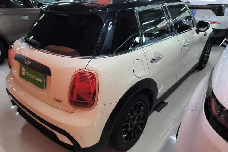 Used MINI 2022 1.5T ONE Five-Door PLUS Rear Right 45 Deg