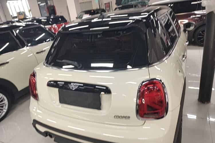 Used MINI 2022 Updated 1.5T COOPER Artist Five-Door Edition Rear
