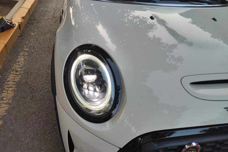 Used MINI 2022 Updated 2.0T COOPER S Classic Edition Five-Door Version Right Front Headlight