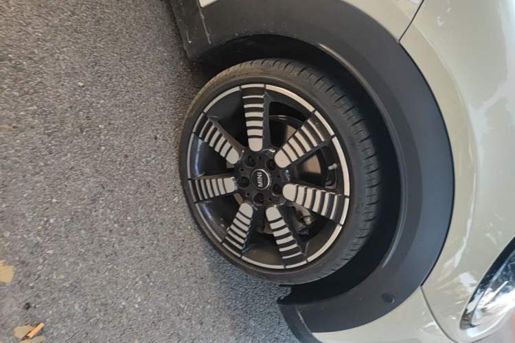 Used MINI 2022 Updated 2.0T COOPER S Classic Edition Five-Door Version Right Front Wheel Hub