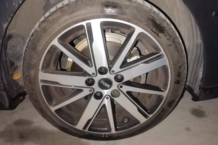 Used MINI 2022 Updated 1.5T COOPER Artist Five-Door Edition Right Front Wheel Hub
