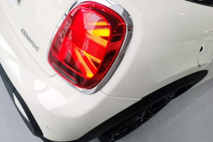 Used MINI 2022 Updated 1.5T COOPER Artist Five-Door Edition Right Rear Taillight