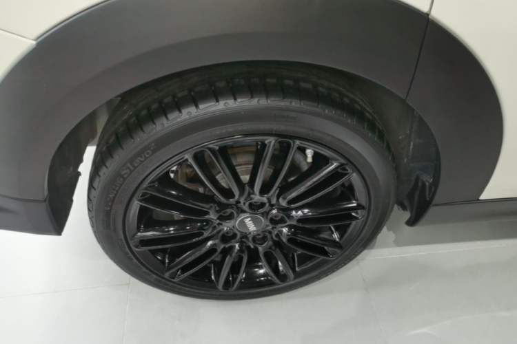 Used MINI 2022 Updated 1.5T COOPER Artist Five-Door Edition Right Rear Wheel Hub