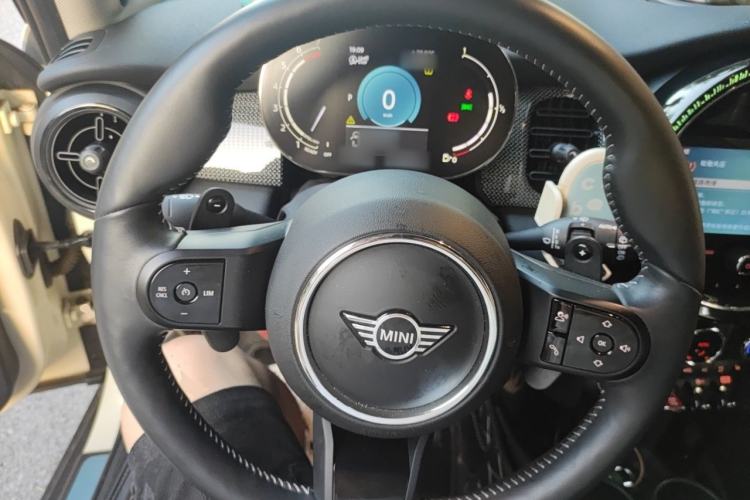 Used MINI 2022 Updated 2.0T COOPER S Classic Edition Five-Door Version Steering Wheel