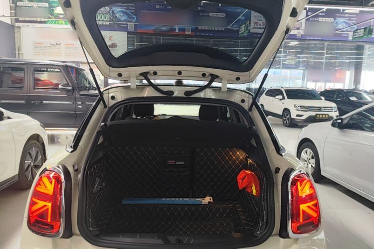 Used MINI 2022 Updated 1.5T COOPER Classic Edition Five-Door Version Trunk
