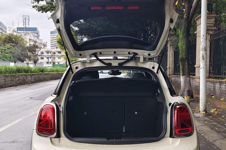 Used MINI 2022 Updated 1.5T COOPER Classic Edition Five-Door Version Trunk