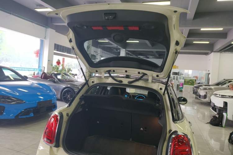 Used MINI 2022 1.5T COOPER Classic Edition Five-Door Version Trunk