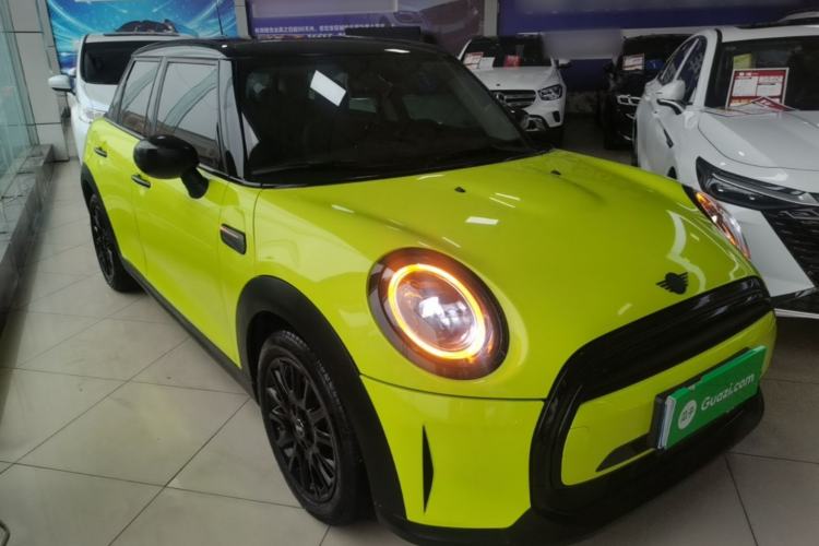 Used MINI 2022 1.5T ONE Five-Door PLUS Front Right 45 Deg